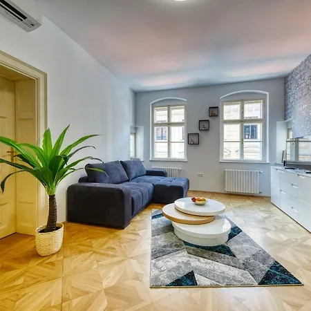 Aapartamentoos Aparthotel 4*